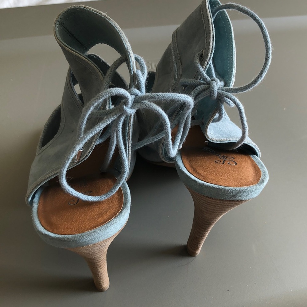Heels - Picture 3 of 3